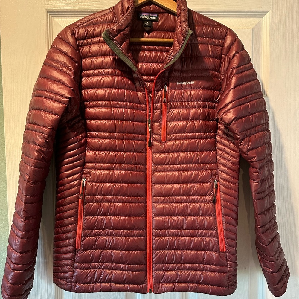 Patagonia Women’s Burgundy Puffer Jacket- small